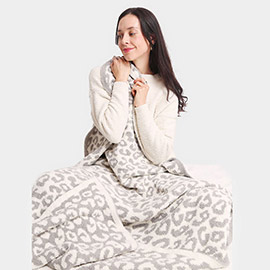 Leopard Patterned Reversible Throw Blanket