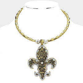 Metal Fleur de Lis Pendant Necklace